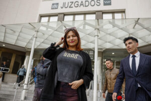 Imagen de archivo (11/04/2025) de Elisa Mouliaá saliendo de los juzgados de Plaza de Castilla en Madrid.
EFE/Daniel González