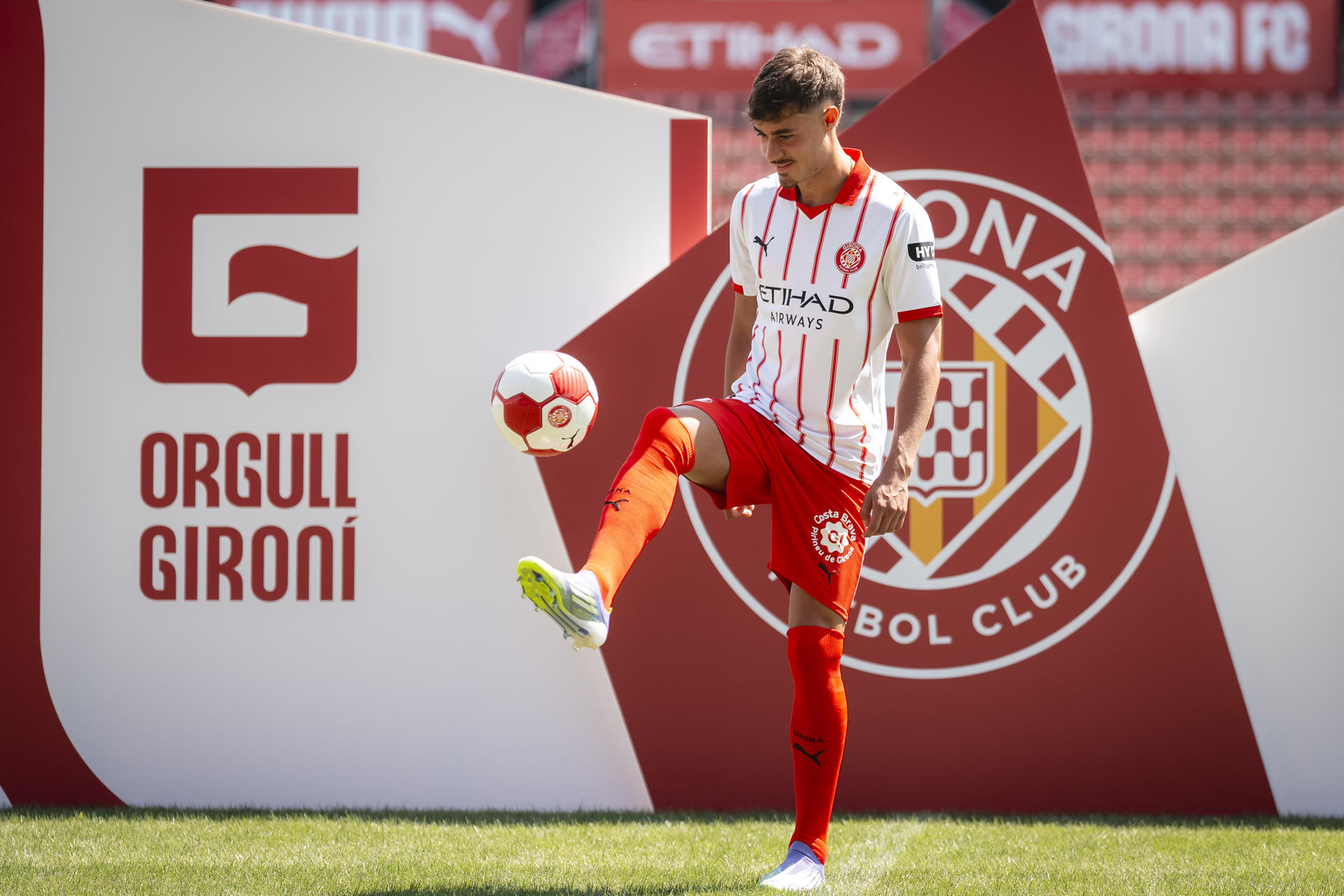 El jugador Hugo Rincón ha sido presentado este mediodía en el Estadio de Montilivi como nuevo jugador del Girona FC, Rincón llega al club catalán cedido por el Athletic Club de Bilbao. EFE/David Borrat.