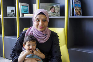 Rim Yassin, madre gazatí, sostiene a su hija Fay en Amán, Jordania, donde recibe tratamiento contra un cáncer ocular tras huir de la guerra en Gaza. EFE/ Hayat Al Dbeas