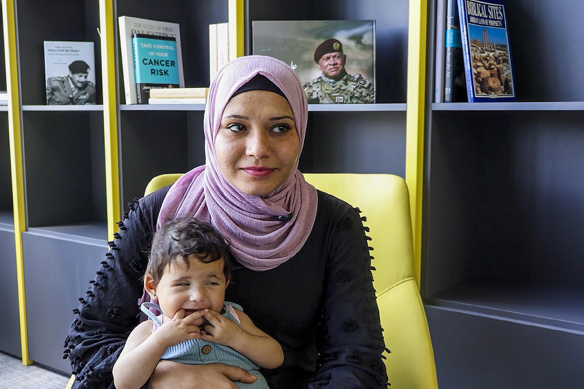 Rim Yassin, madre gazatí, sostiene a su hija Fay en Amán, Jordania, donde recibe tratamiento contra un cáncer ocular tras huir de la guerra en Gaza. EFE/ Hayat Al Dbeas