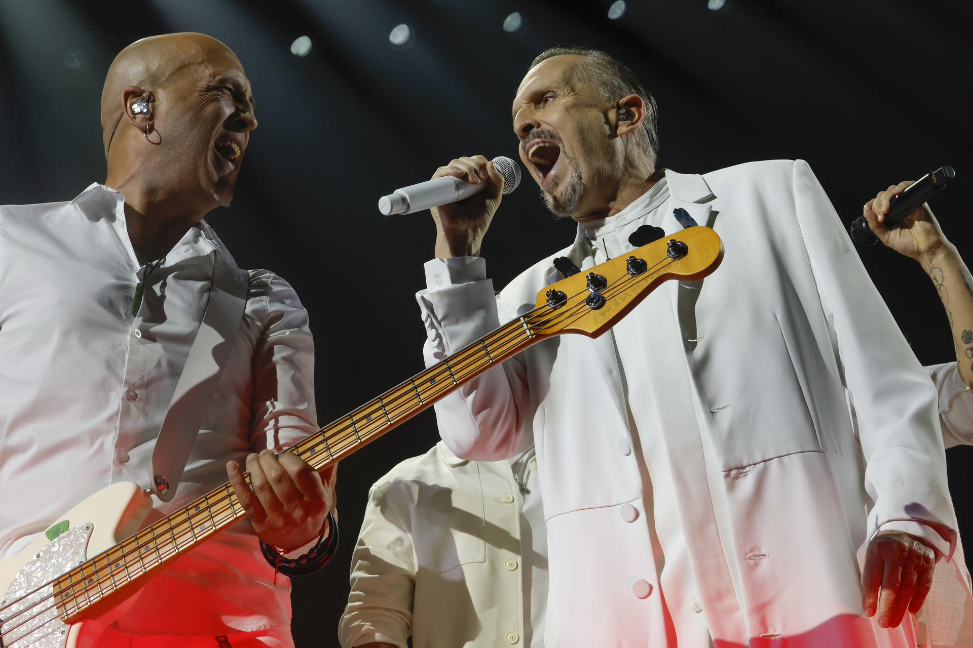 El cantante Miguel Bosé durante el concierto ofrecido este martes en el Movistar Arena, en Madrid. EFE/ J.P.Gandul
