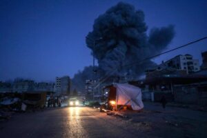 El humo se eleva tras un ataque aéreo israelí en el vecindario de al-Tuffah, en Gaza, 03 de abril de 2025. EFE/EPA/MOHAMMED SABER
