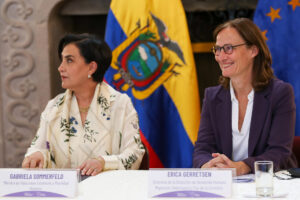 La directora de Desarrollo Humano, Migración, Gobernanza y Paz de la Comisión Europea, Erica Gerretsen (d), asiste junto a la ministra de Relaciones Exteriores de Ecuador, Gabriela Sommerfeld, a la presentación del programa de Seguridad, Esperanza y Resiliencia para la Paz en Ecuador (Serpaz) este martes, en Quito (Ecuador). EFE/ José Jácome
