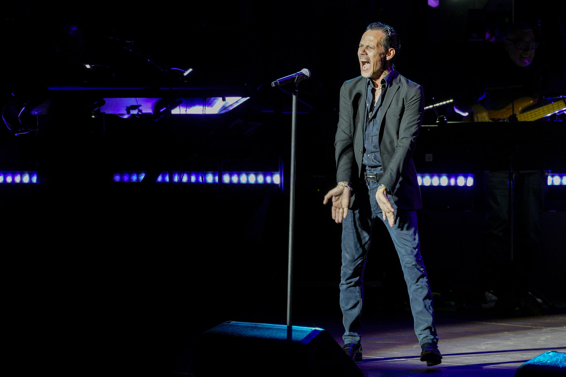 El músico y cantante puertorriqueño, Marc Anthony, durante su actuación hoy jueves en el escenario del Starlite Occident que se celebra en la localidad malacitana de Marbella. EFE/ Juan Carlos Domínguez.