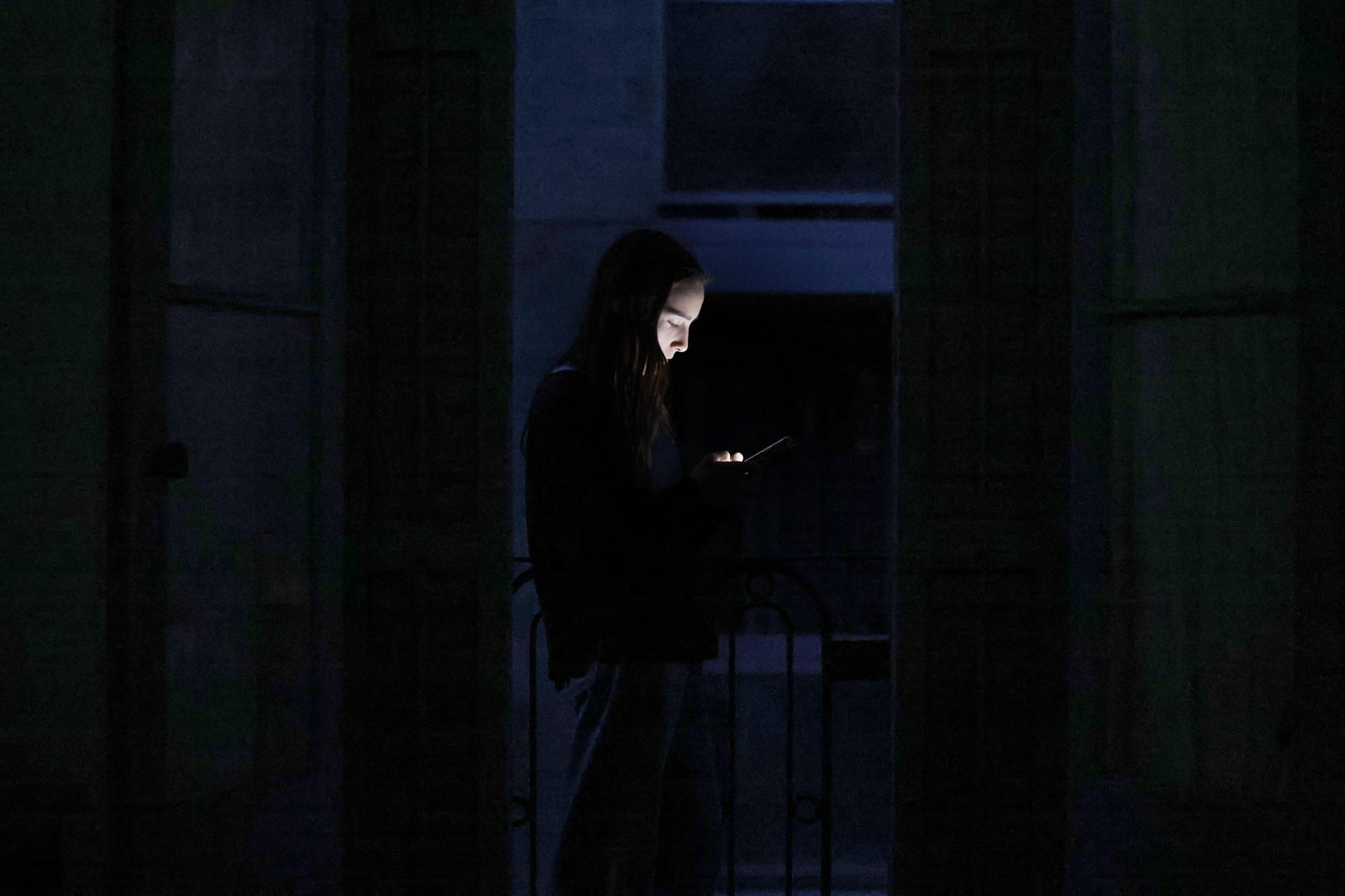Un joven consulta su teléfono móvil, en una imagen de archivo. EFE/Alberto Estévez