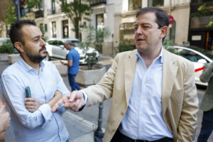 El presidente del PP de Castilla y León, Alfonso Fernández Mañueco (d) a su llegada a la reunión del Comité Ejecutivo Nacional de la formación, este lunes en Madrid. EFE/ Mariscal