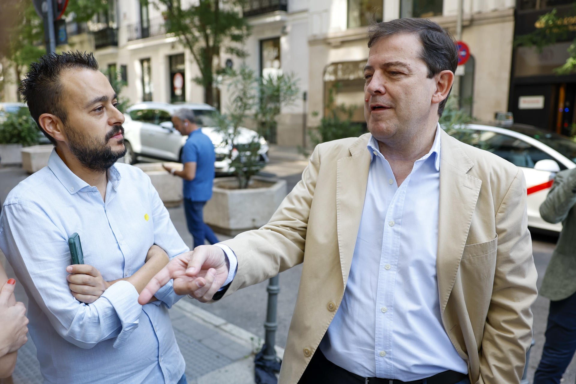 El presidente del PP de Castilla y León, Alfonso Fernández Mañueco (d) a su llegada a la reunión del Comité Ejecutivo Nacional de la formación, este lunes en Madrid. EFE/ Mariscal