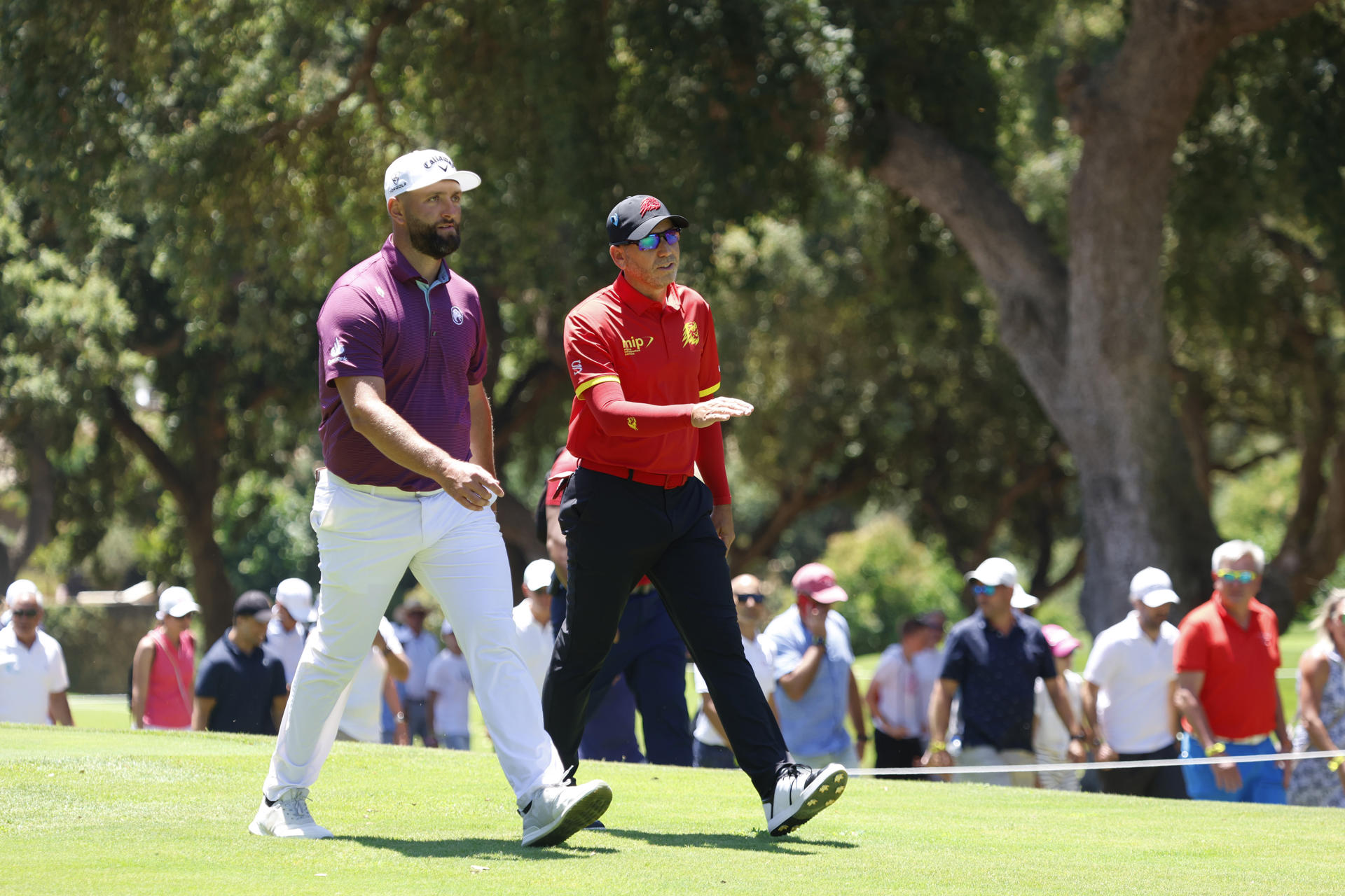 Imagen de archivo en la que el español Sergio García (d) y Jon Rahm, charlan mientras caminan al green del hoyo 2, en la tercera edición del LIV Golf Andalucía 2025, el circuito de golf financiado por Arabia Saudí, en el campo de Valderrama en San Roque (Cádiz). EFE/A.Carrasco Ragel.
