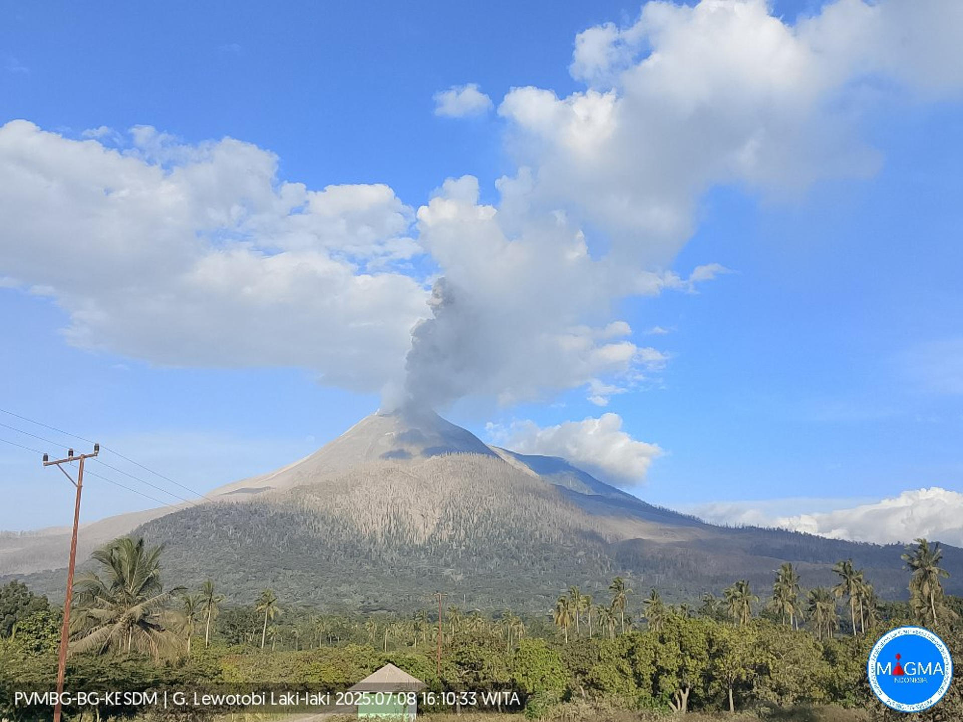 ISLA DE FLORES (INDONESIA), 08/07/2025.- El volcán indonesio Lewotobi Laki-Laki erupciona por segundo día consecutivo, este martes, al sureste de la Isla de Flores. EFE/Centro de Vulcanología y Mitigación de Riesgos Geológicos (PVMBG). SOLO USO EDITORIAL/SOLO DISPONIBLE PARA ILUSTRAR LA NOTICIA QUE ACOMPAÑA (CRÉDITO OBLIGATORIO)