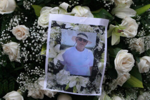 Foto de archivo de una foto del líder social Jaime Vásquez en un arreglo floral, en un acto para rechazar el asesinato ocurrido en Cúcuta (Colombia). EFE/ Mario Caicedo