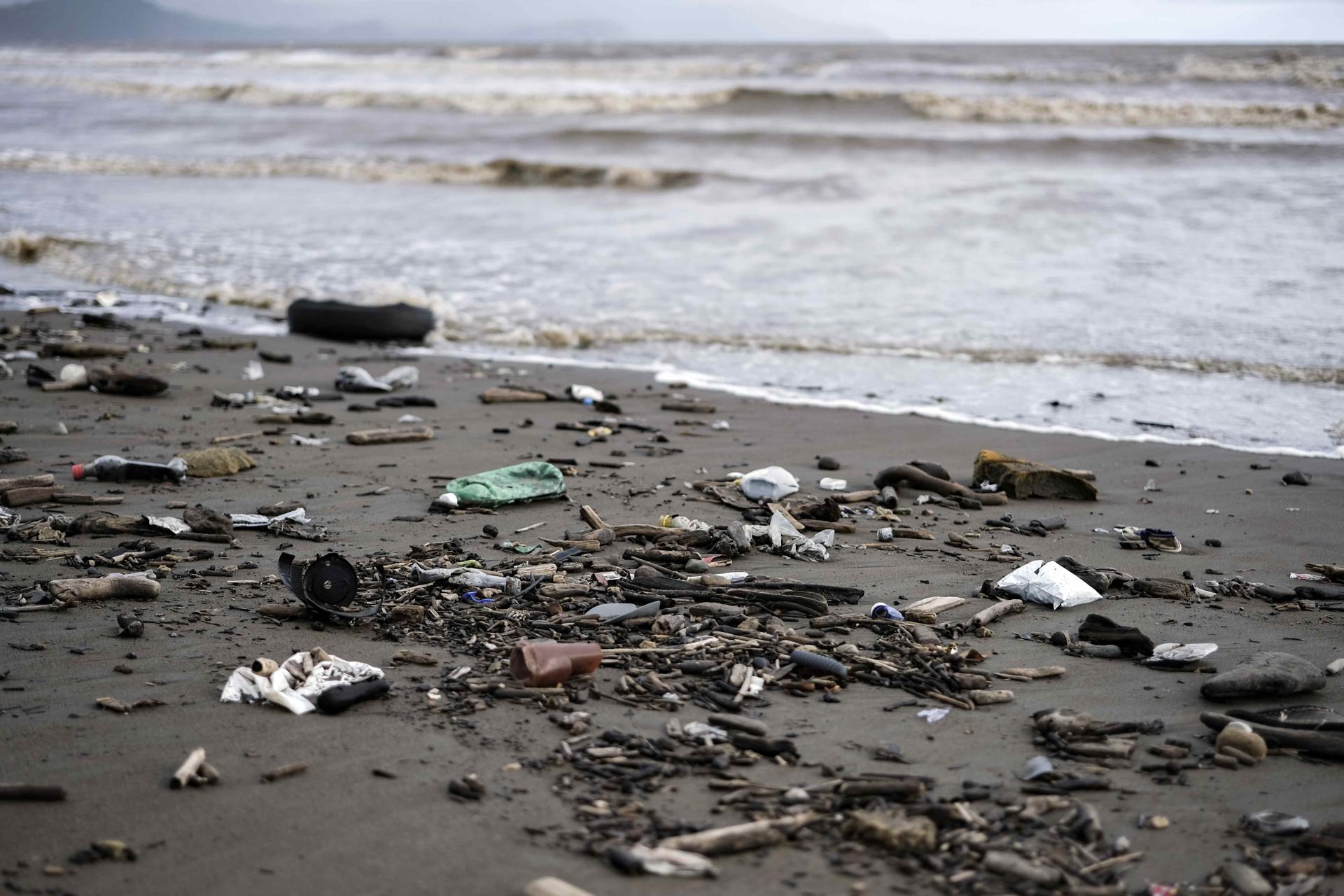 Fotografía de archivo que muestra desechos en la playa Guacalillo, en el pacífico central, el 30 de mayo de 2024 en San José (Costa Rica). EFE/ Jeffrey Arguedas
