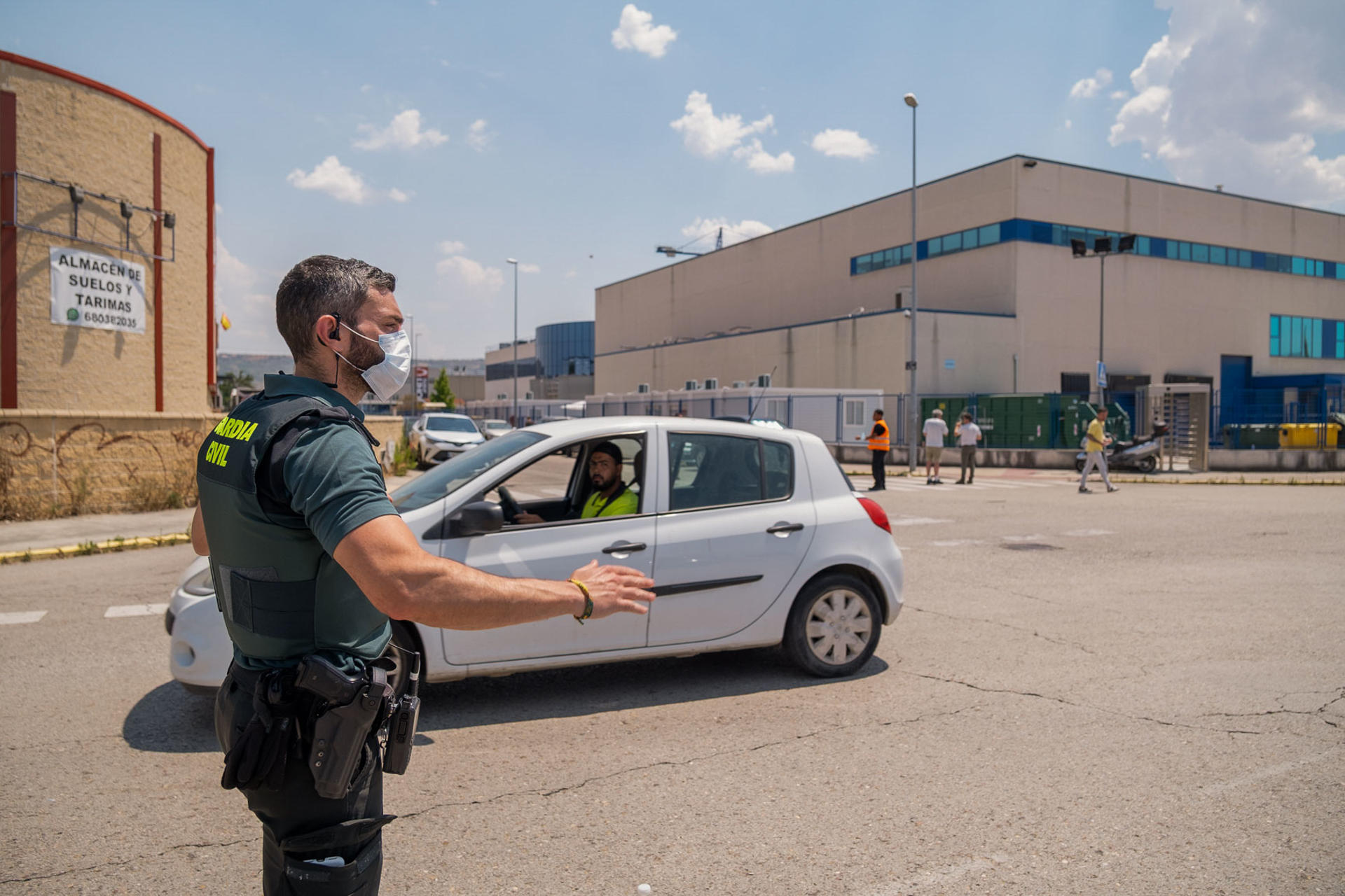 Un incendio en varios depósitos soterrados de una empresa farmacéutica de Azuqueca de Henares (Guadalajara) ha dejado cuatro heridos y ha obligado a la evacuación de entre 600 y 700 trabajadores, que han sido desalojados de forma preventiva. EFE/Nacho Izquierdo
