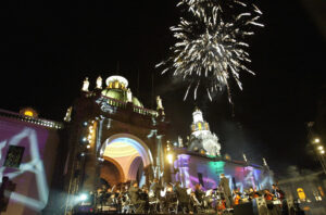 Fotografía de archivo en la que se captó a la Orquesta Sinfónica Juvenil de Ecuador, durante la clausura de uno de los festivales 'Quito Luz de América', frente a la Catedral y la Plaza Independencia de la capital ecuatoriana. EFE/Guillermo Legaria