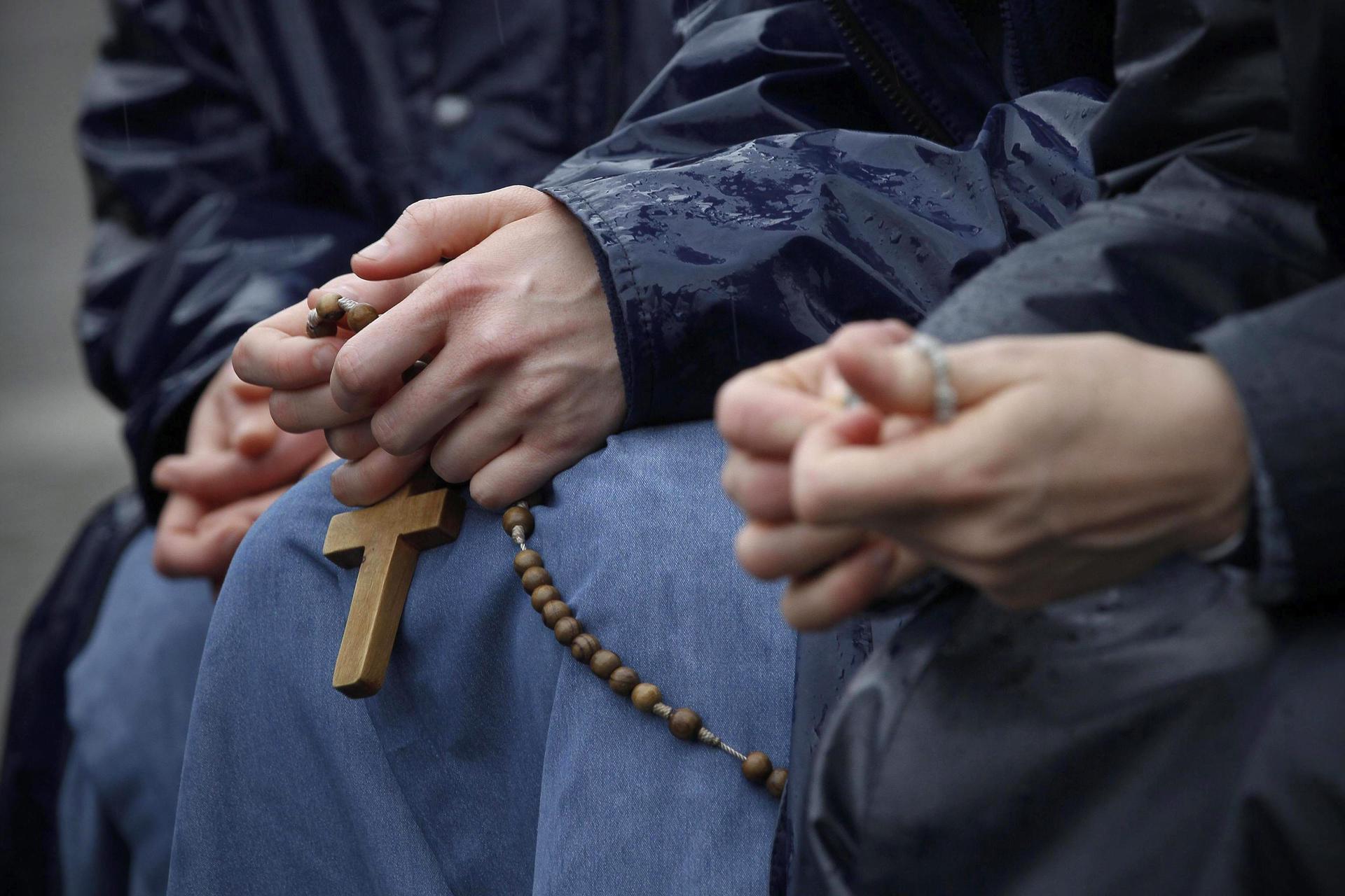 Imagen de archivo de una monja que sujeta un rosario. EFE/Andrea Solero