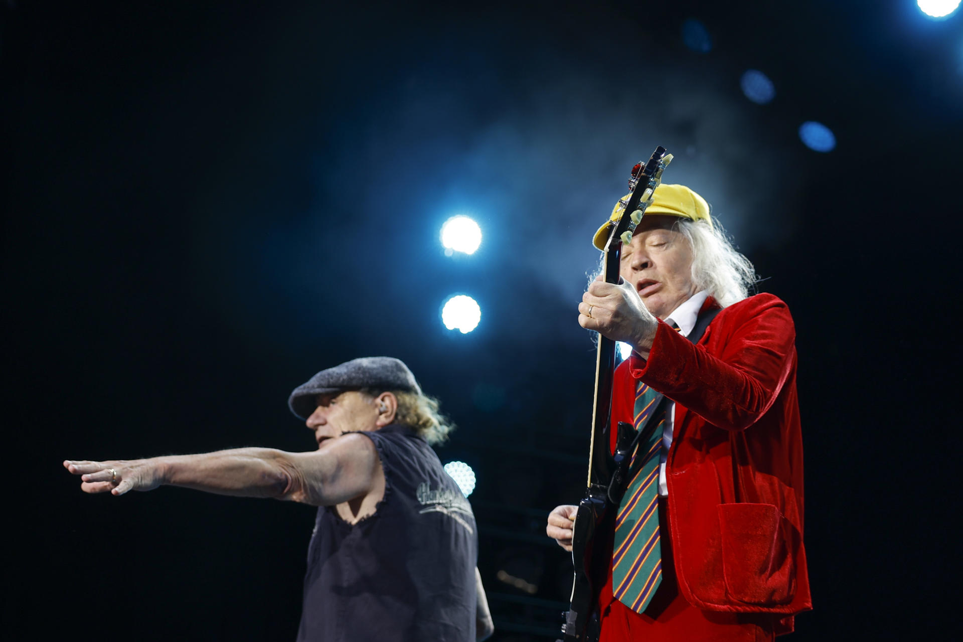 El cantante británico Brian Johnson, y el guitarra australiano de la banda AC/DC Angus Young, durante el concierto este sábado en el estadio Ryhad Air Metropolitano en Madrid.-EFE/ Juanjo Martín