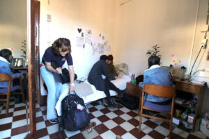 Imagen de archivo de varios estudiantes en una de las habitaciones en el colegio Mayor de San Bartolomé y Santiago de Granada. EFE/Pepe Torres.