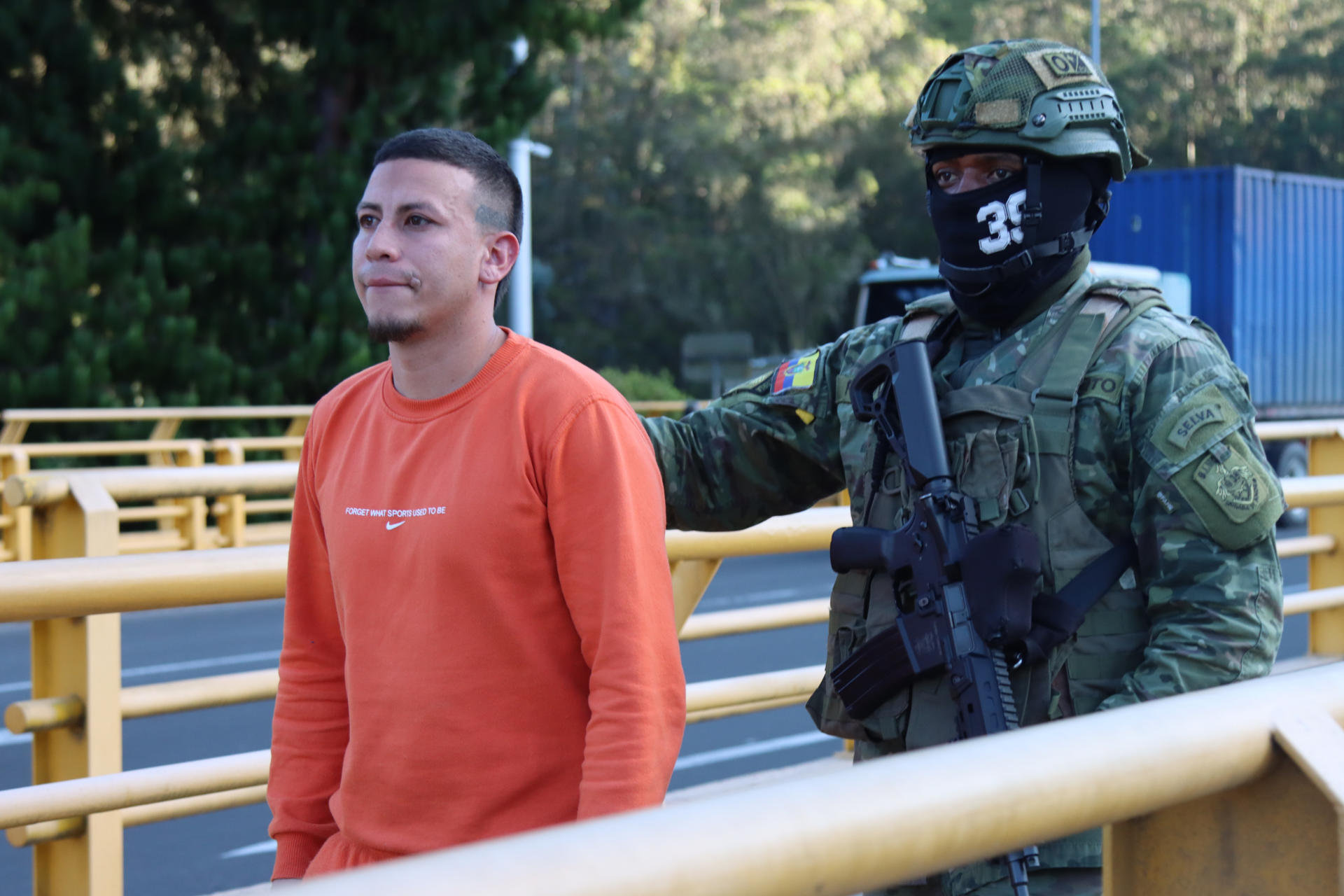 Un preso colombiano camina por el paso fronterizo entre Ecuador y Colombia para su proceso de deportación este viernes, en Rumichaca (Ecuador). EFE/ Xavier Montalvo
