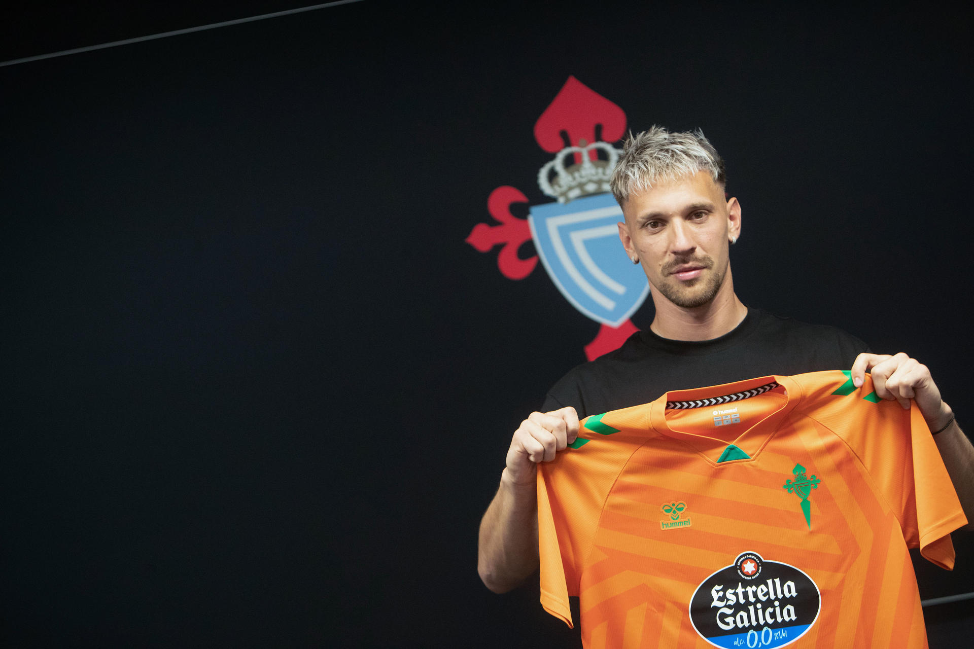 - El portero internacional rumano Andrei Ionut Radu durante su presentación como nuevo jugador del Celta de Vigo este miércoles, en la sala de prensa del Estadio Abanca Balaídos  de Vigo (Pontevedra). Aunque llega a Balaídos para suplir la baja de Vicente Guaita, el exportero del Venezia, que ha firmado un contrato hasta junio de 2029 con la entidad celeste, no se ve por delante de Iván Villar y Marc Vidal. EFE/ Salvador Sas
