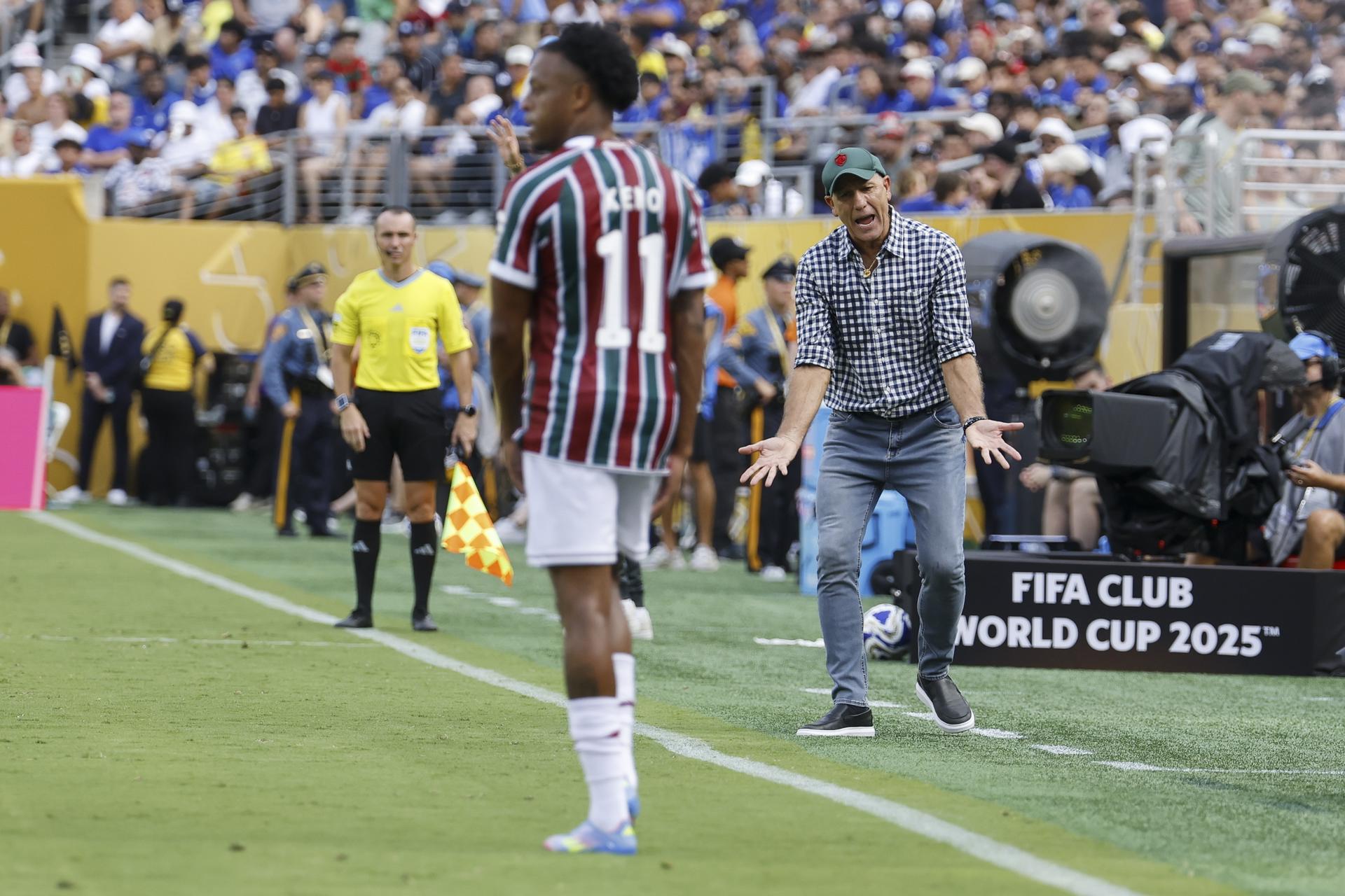 El entrenador del Fluminense, Renato Gaúcho, gesticula durante el partido de semifinales del Mundial de Clubes de la FIFA 2025 entre Fluminense FC y Chelsea FC en East Rutherford, Nueva Jersey (EE.UU.). EFE/CJ GUNTHER
//////////
EAST RUTHERFORD (United States), 08/07/2025.- Head coach Renato Portaluppi of Fluminense gestures during the FIFA Club World Cup 2025 semi-final soccer match between Fluminense FC and Chelsea FC in East Rutherford, New Jersey, USA, 08 July 2025. (Mundial de Fútbol) EFE/EPA/CJ GUNTHER