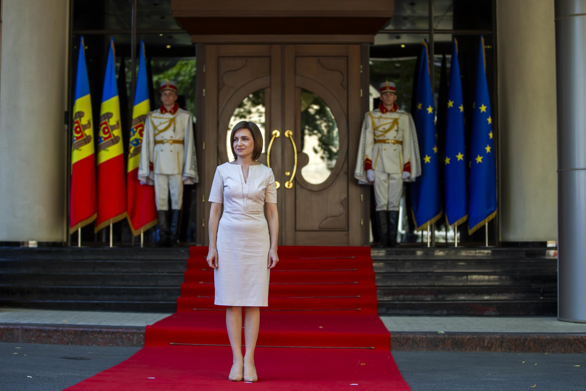 La presidenta de Moldavia, Maia Sandu, frente a la Residencia del Estado donde se celebra la Cumbre UE-Moldavia en Chisináu EFE/EPA/DUMITRU DORU