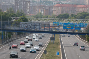 Estado del tráfico en la salida de Madrid (izda) por la A3, carretera de Valencia, este jueves. La afluencia de conductores que se desplazan hacia sus destinos de vacaciones de verano está provocando algunas retenciones en Madrid y en Málaga, dentro de la operación especial de tráfico del 1 de agosto, en la que se esperan 6,9 millones de desplazamientos por carretera hasta las doce de la noche del domingo. EFE/ J.P.Gandul