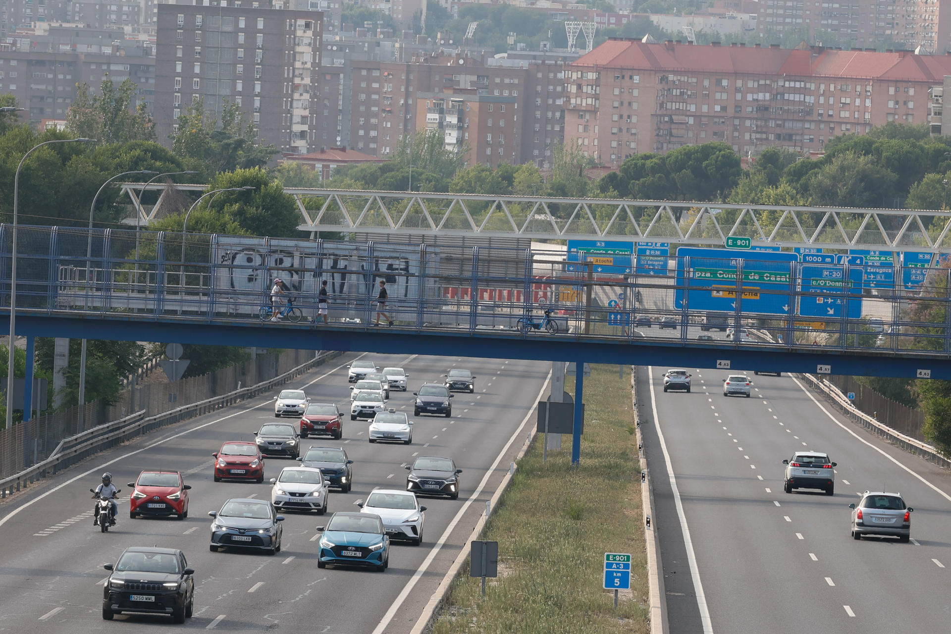 Estado del tráfico en la salida de Madrid (izda) por la A3, carretera de Valencia, este jueves. La afluencia de conductores que se desplazan hacia sus destinos de vacaciones de verano está provocando algunas retenciones en Madrid y en Málaga, dentro de la operación especial de tráfico del 1 de agosto, en la que se esperan 6,9 millones de desplazamientos por carretera hasta las doce de la noche del domingo. EFE/ J.P.Gandul