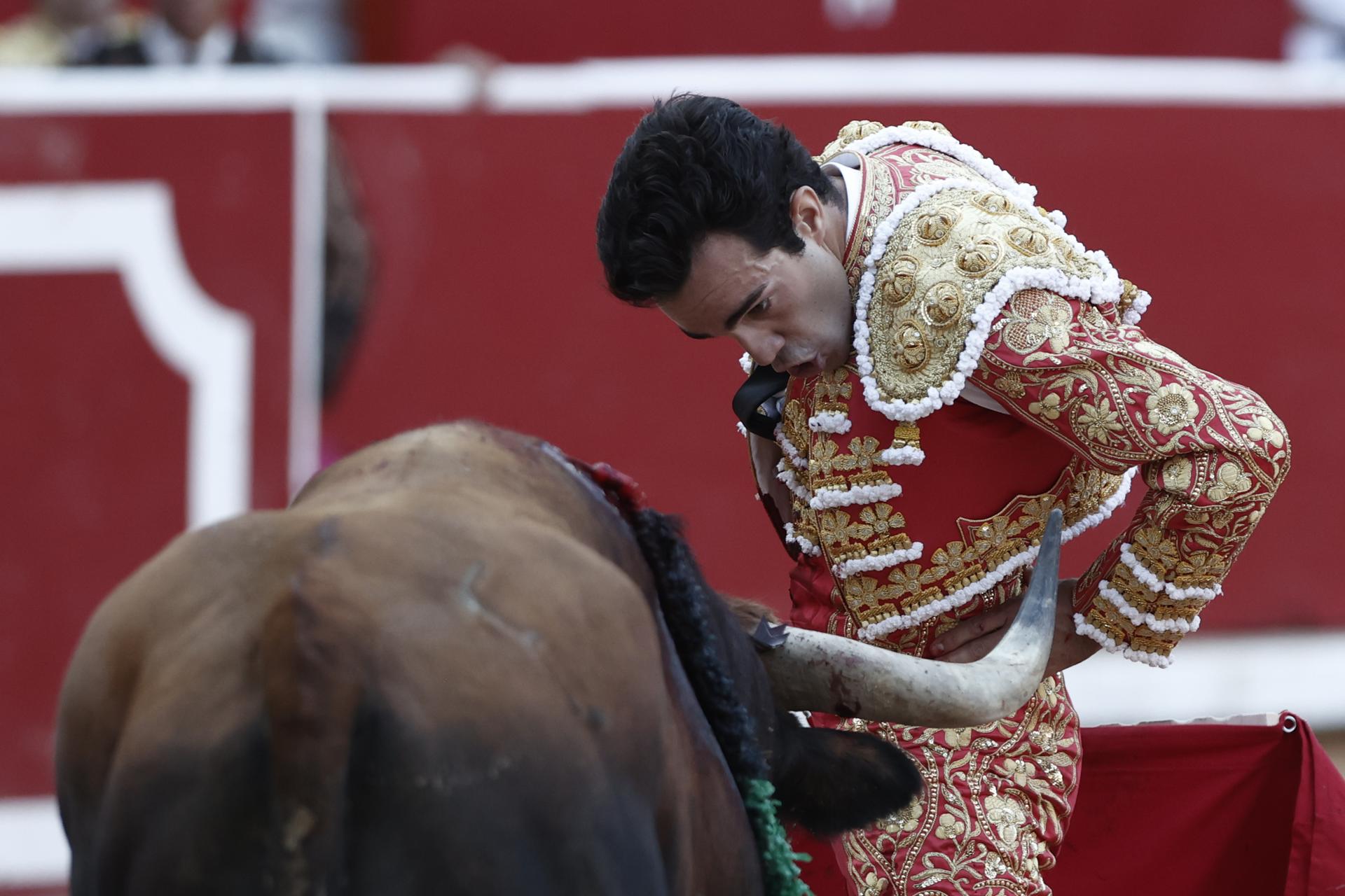 El torero Tomás Rufo durante la lidia a su segundo toro de la tarde en la quinta de abono de la Feria de Toro de los Sanfermines 2025 con toros de la ganadería gaditana de Alvaro Núñez y en la que comparte cartel con los diestros Morante de la Puebla y Andrés Roca Rey. EFE/Jesús Diges
