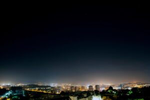 Imagen de archivo del cielo de A Coruña con un fondo de contaminación lumínica. EFE/ Cabalar