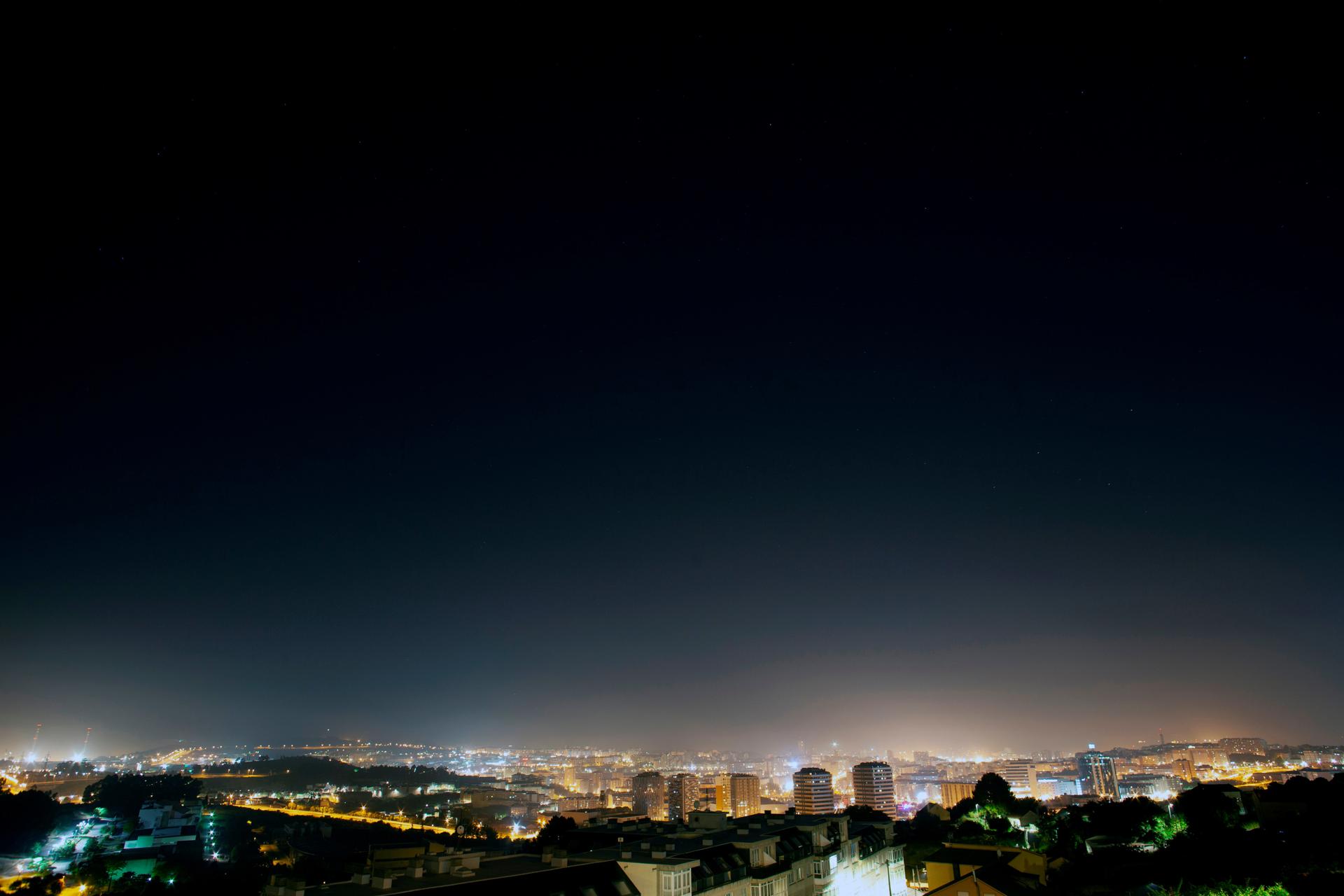Imagen de archivo del cielo de A Coruña con un fondo de contaminación lumínica. EFE/ Cabalar