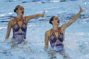 El dúo español, formado Lilou Lluis Valette e Iris Tió, dominó la serie preliminar de dúo libre de natación artística de los Mundiales de Singapur, seguido por el equipo ruso, que compite bajo bandera neutral, y el italiano. EFE/ FAZRY ISMAIL