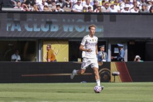 El defensa del real Madrid Dean Huijsen en acción ante  el Borussia Dortmund en un partido del Mundial de Clubes. EFE/SARAH YENESEL