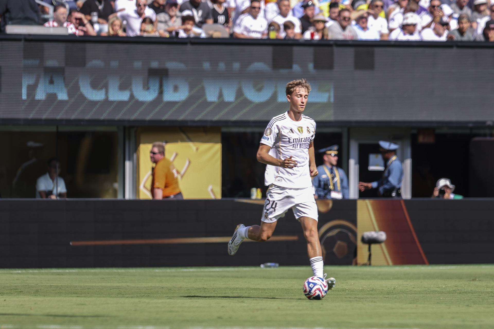 El defensa del real Madrid Dean Huijsen en acción ante  el Borussia Dortmund en un partido del Mundial de Clubes. EFE/SARAH YENESEL