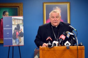 Fotografía de archivo del arzobispo católico de Miami, Thomas Wenski, hablando durante una rueda de prensa en Florida (Estados Unidos). EFE/ Álvaro Blanco