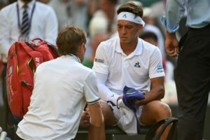El argentino Sebastián Báez en el partido de primera ronda del torneo de Wimbledon. EFE/EPA/DANIEL HAMBURY