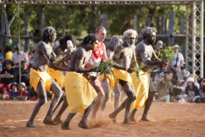 Fotografía de archivo, tomada el 30/07/2022, que muestra a indígenas australianos durante la presentación de una danza en la península de Gove. EFE/EPA/AARON BUNCH AUSTRALIA AND NEW ZEALAND OUT[AUSTRALIA AND NEW ZEALAND OUT]