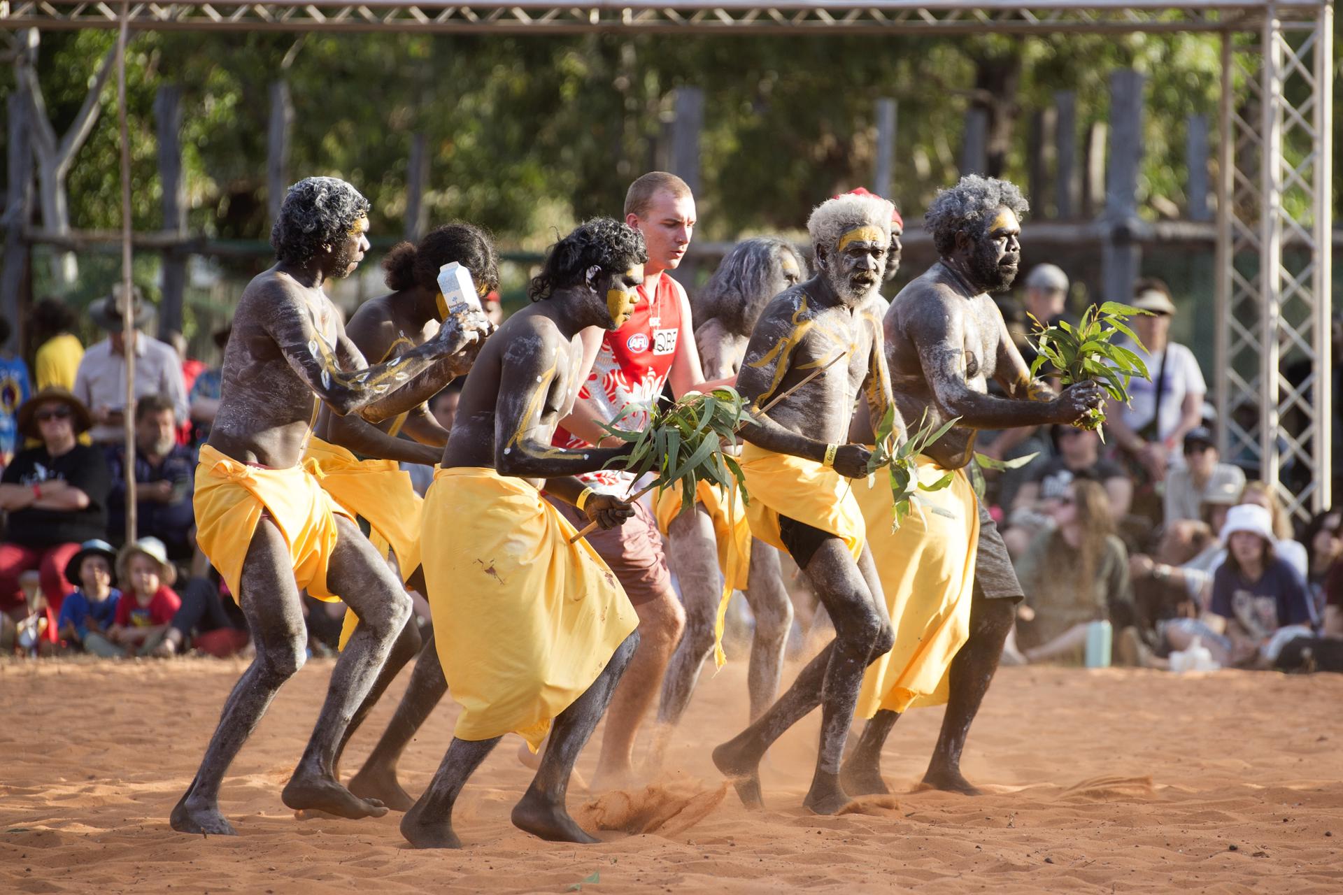 Fotografía de archivo, tomada el 30/07/2022, que muestra a indígenas australianos durante la presentación de una danza en la península de Gove. EFE/EPA/AARON BUNCH AUSTRALIA AND NEW ZEALAND OUT[AUSTRALIA AND NEW ZEALAND OUT]