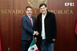 Fotografía cedida por el Senado de México de su presidente Gerardo Fernández Noroña (d), posando junto al embajador de España en México, Juan Duarte Cuadrado, tras una reunión este lunes en el Senado de la República en Ciudad de México (México). EFE/ Senado de la República / SOLO USO EDITORIAL/NO VENTAS/SOLO DISPONIBLE PARA ILUSTRAR LA NOTICIA QUE ACOMPAÑA (CRÉDITO OBLIGATORIO)