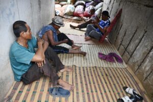 Un grupo de tailandeses tomando refugio por los ataques lanzados desde Camboya. 
EFE/EPA/KAIKUNGWON DUANJUMROON