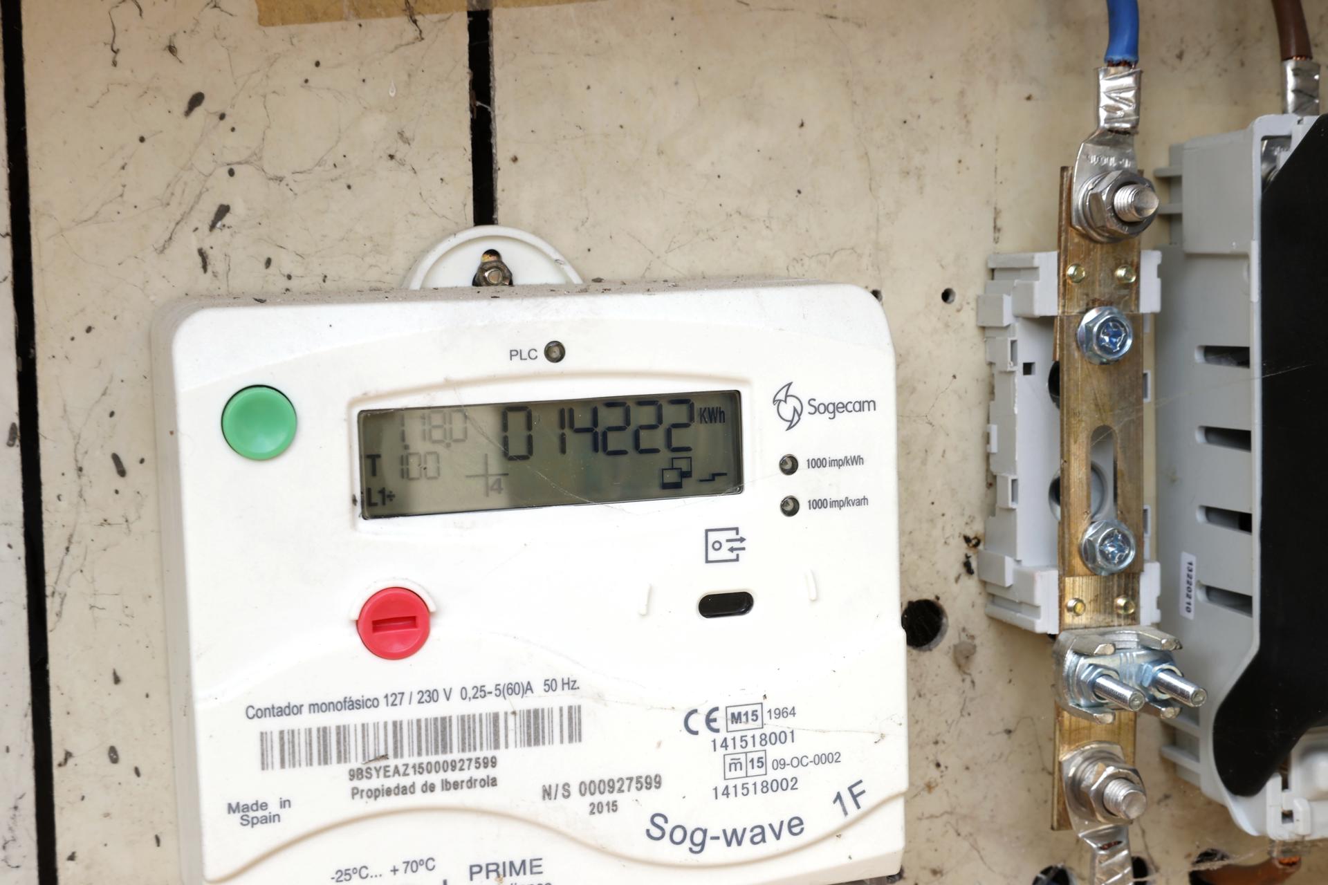 Contador de la luz general en una vivienda. EFE/JUAN CARLOS HIDALGO