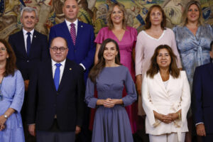 La reina Letizia recibe en audiencia a una representación de la Asociación Proyecto Hombre, este miércoles en el Palacio de La Zarzuela.- EFE/ Daniel González
