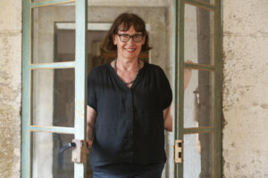 La directora de cine francesa Lucile Hadzihalilovic, que ha visitado Santiago donde ha hablado con EFE, explora temas como la infancia o la transformación de los cuerpos en su última película, 'La Tour de Glace', en la que vuelve a trabajar con Marion Cotillard y que fue recientemente premiada en la Berlinale. EFE/ Xoán Rey.