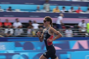 Leonie Periault ganó la etapa del Mundial de triatlón en foto de archivo de MOHAMMED BADRA. EFE/EPA