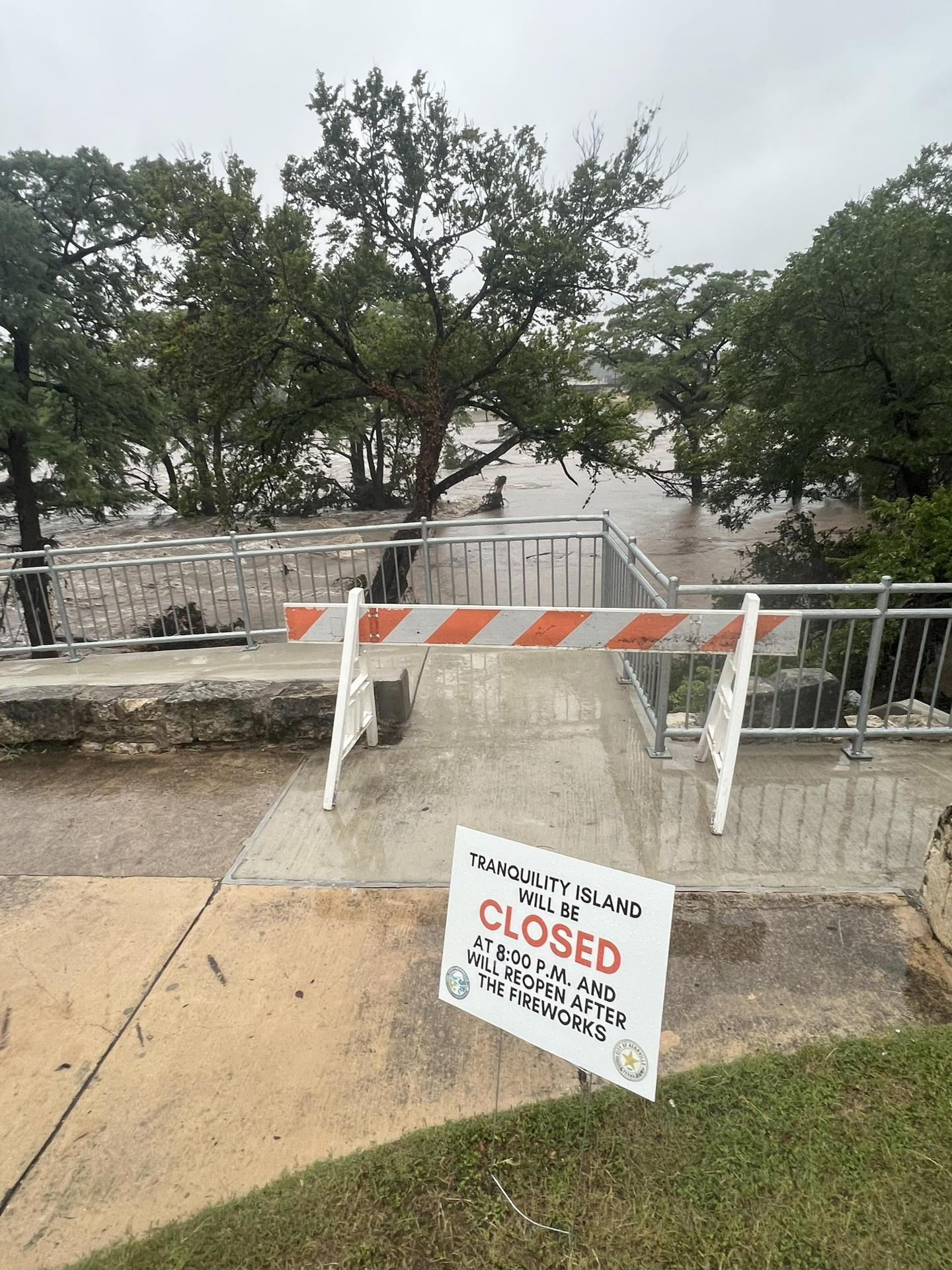 Fotografía cedida por la oficina de prensa de la ciudad de Kerrville que muestra un paso peatonal cerrado debido a cruces de aguas bajas en Quinlan Creek, Kerrville (EE.UU.). EFE/Ciudad de Kerrville