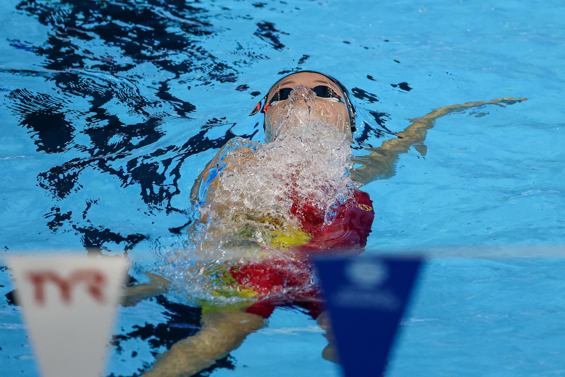 Carmen Weiler volvió a toparse con el muro insalvable en el que se han convertido las semifinales para la nadadora española, tras quedarse este lunes fuera de la final de los 100 espalda en los Mundiales de Singapur. EFE/EPA/FAZRY ISMAIL
