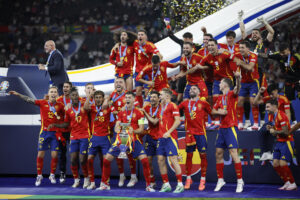 El capitán de la selección española Álvaro Morata (c) levanta el trofeo junto a sus compañeros durante la celebración de la victoria de la Eurocopa, tras vencer a Inglaterra en el partido de la final disputado en el Estadio Olímpico de Berlín. EFE/Alberto Estévez