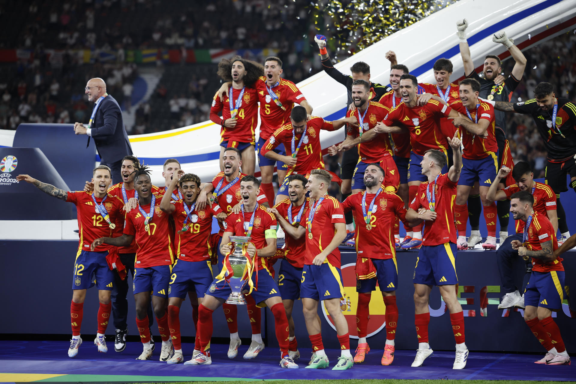 El capitán de la selección española Álvaro Morata (c) levanta el trofeo junto a sus compañeros durante la celebración de la victoria de la Eurocopa, tras vencer a Inglaterra en el partido de la final disputado en el Estadio Olímpico de Berlín. EFE/Alberto Estévez