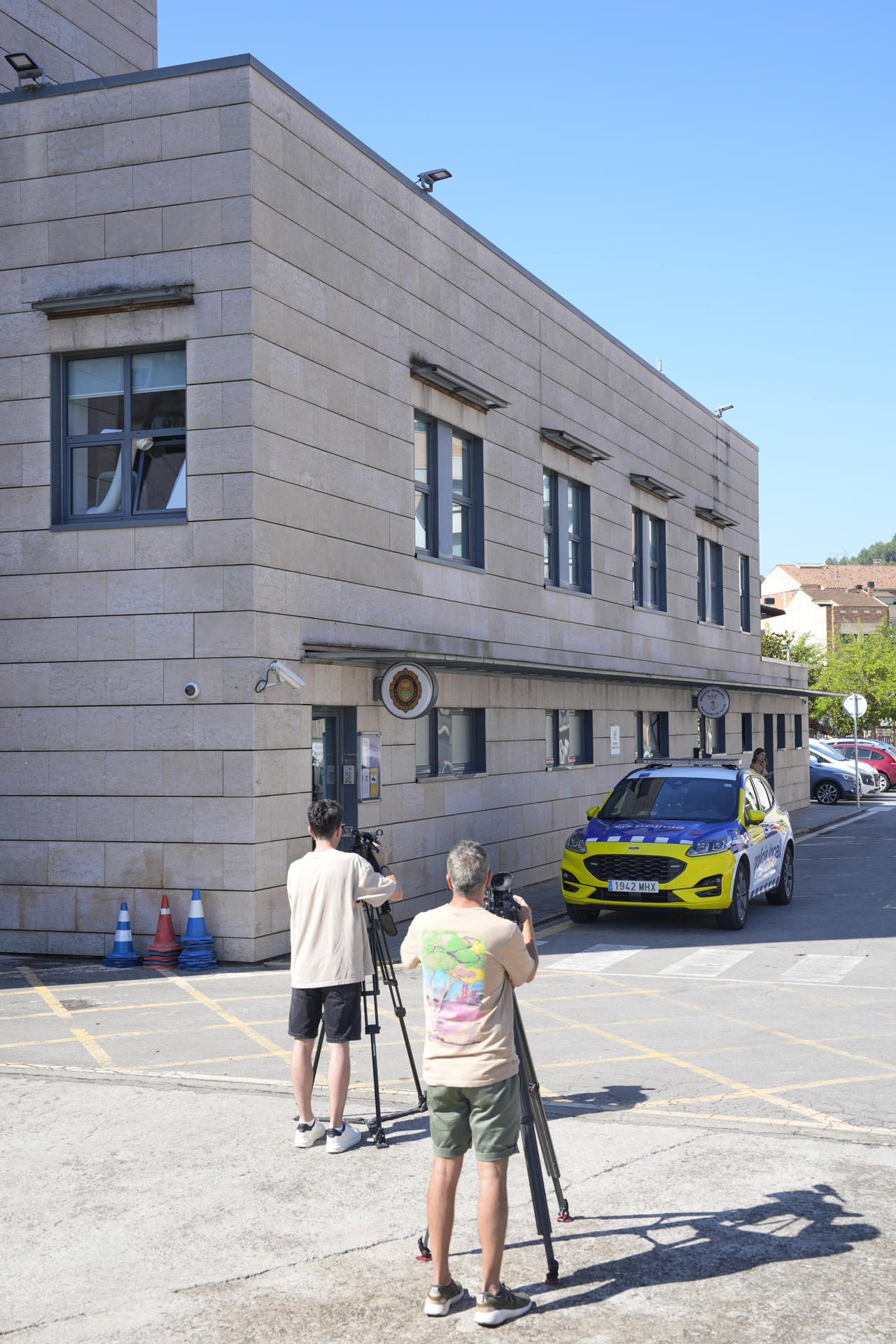 Un hombre ha irrumpido esta noche armado en la comisaría de la policía local de Montornès del Vallès (Barcelona) y ha sido abatido, mientras que un agente ha resultado herido grave, suceso en el que se descarta una motivación terrorista. EFE/ Alejandro García