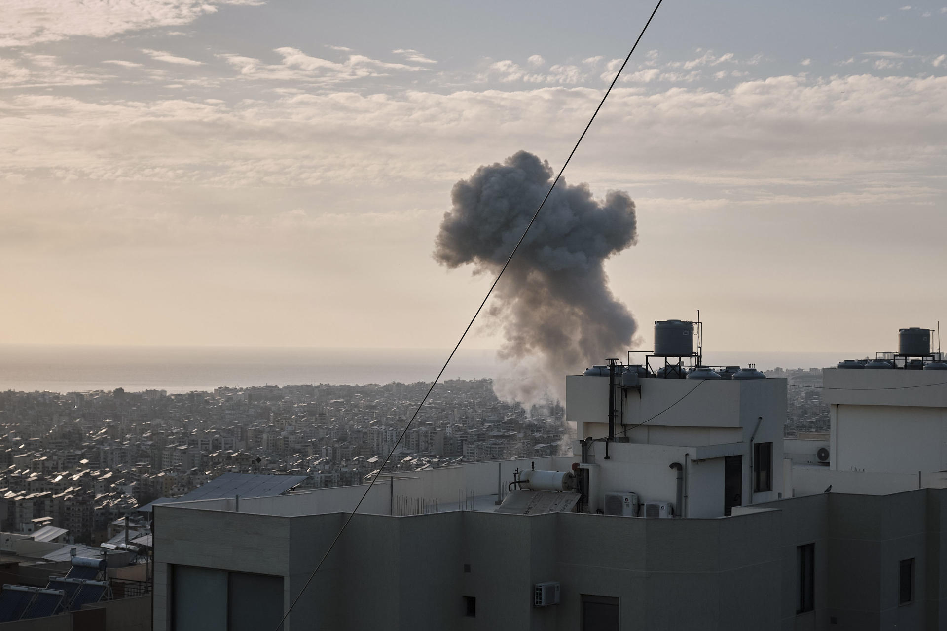 Foto archivo. Una columna de humo se eleva tras el ataque aéreo ejecutado por Israel y tras una serie de bombardeos,EFE/ Edgar Gutiérrez