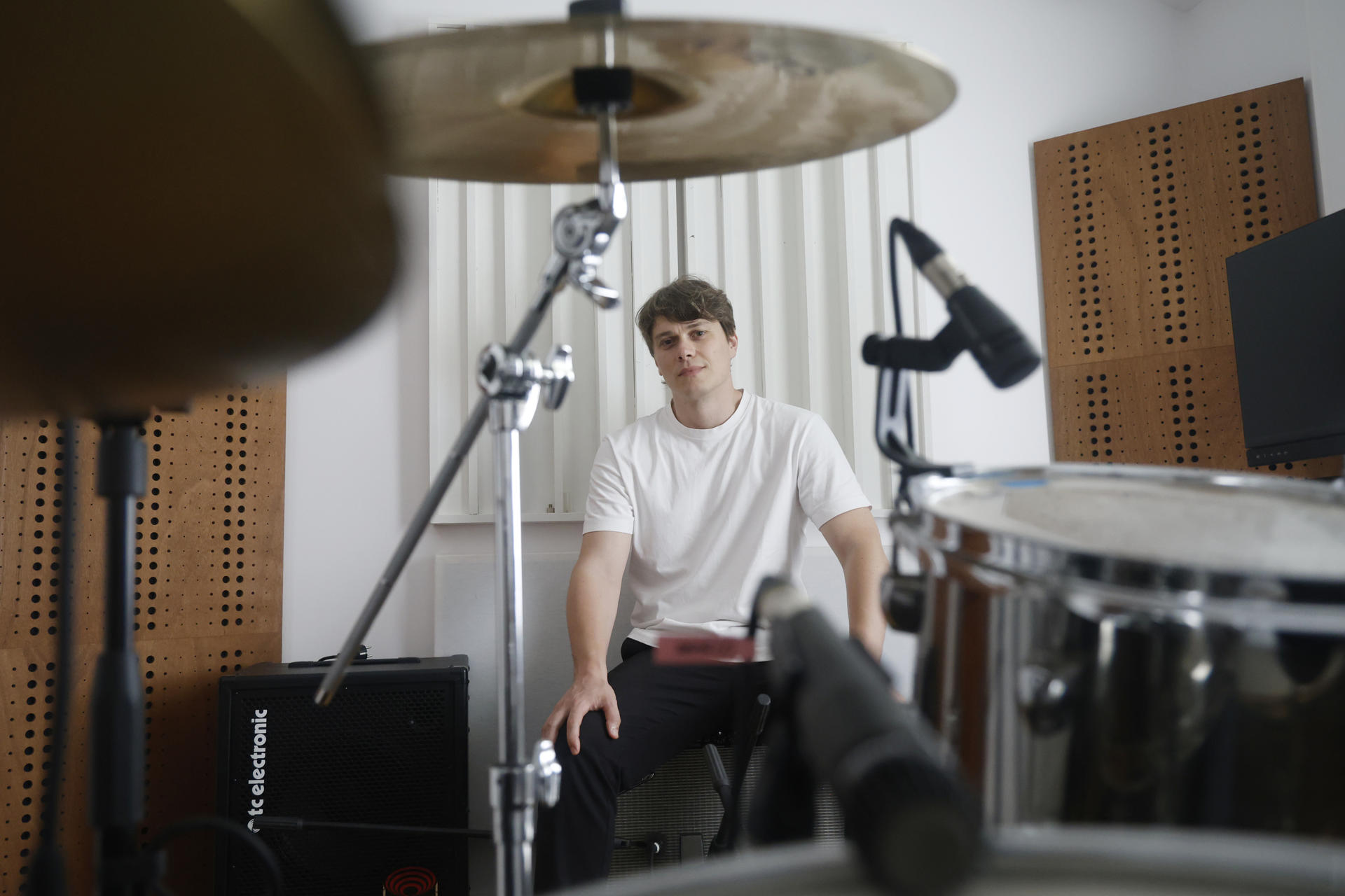 Su experiencia le ha servido para ejercer como fiel escudero de otros músicos, de faro para los que están empezando y de inspiración por su faceta de compositor, pero al polifacético Mateo Bruquetas le faltaba otro pilar en el que sustentar su gran pasión: convertirse en productor y moldear ideas desde su propio estudio. EFE/ Kiko Delgado