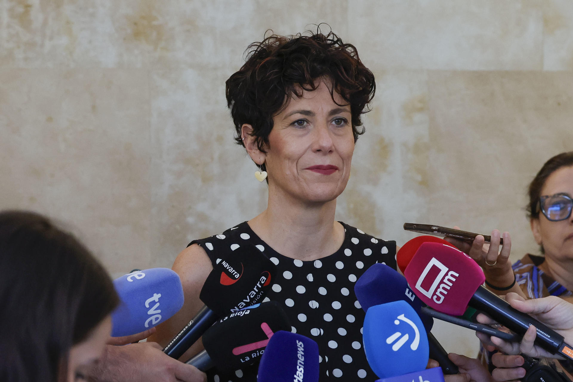 La ministra de Inclusión, Seguridad Social y Migraciones, Elma Saiz hace declaraciones a los medios este jueves tras la presentación de un informe extraordinario del Observatorio Español del Racismo y la Xenofobia (Oberaxe), realizado para monitorizar los discursos de odio que se generaron a raíz de los sucesos de Torre Pacheco. EFE/ Zipi